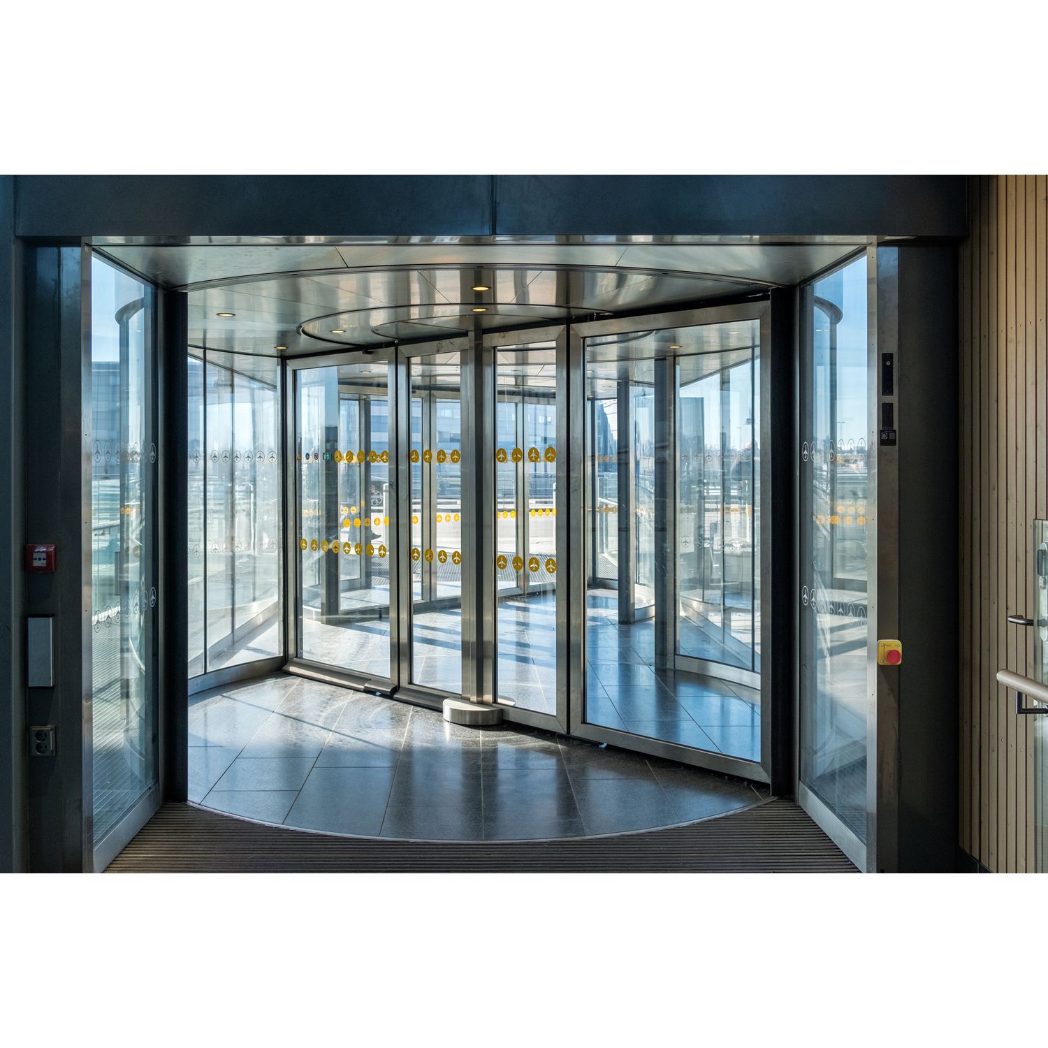 Picture of Monolithic emergency stop, Harmony XB7, plastic, red mushroom 40mm, 22mm, latching turn to release, 2NC