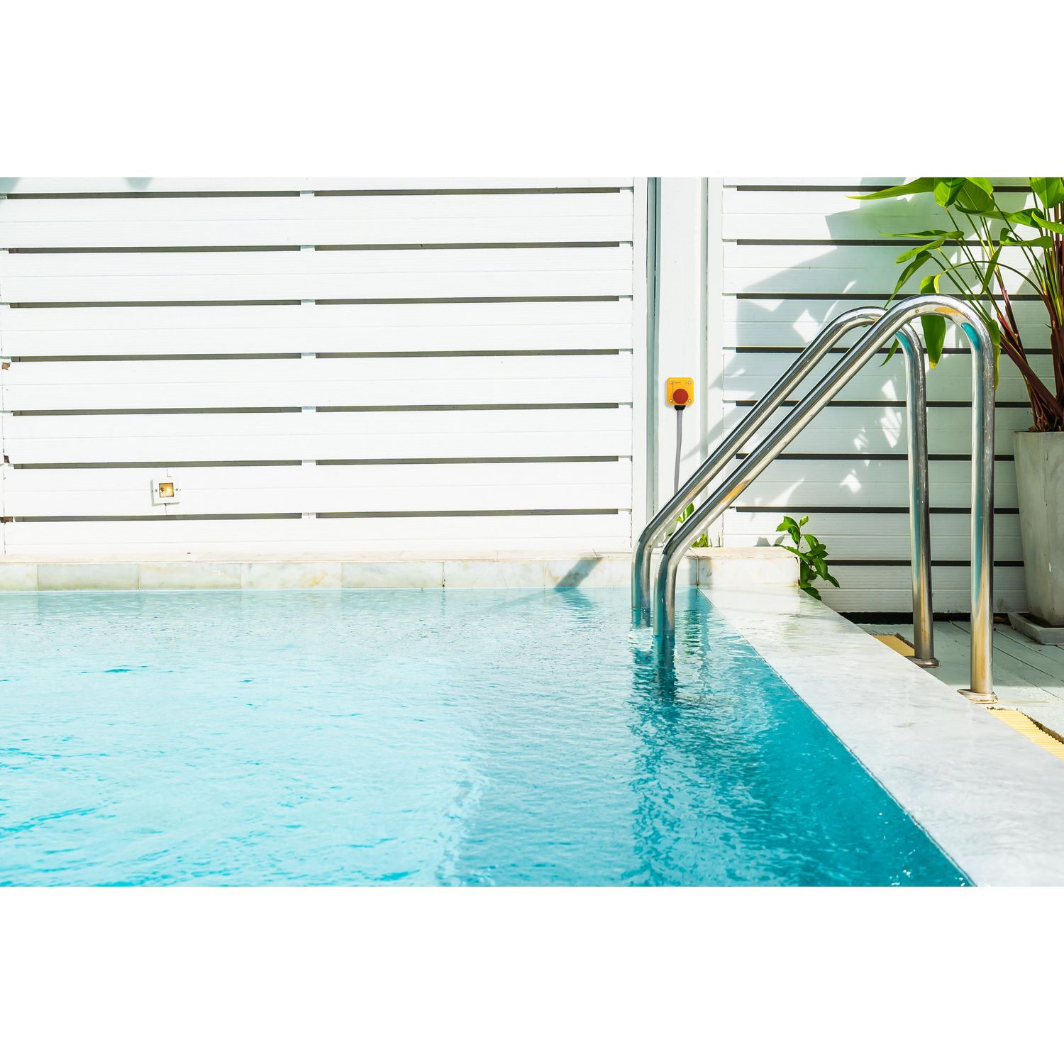 Picture of Emergency stop push button, Harmony XB7, 22mm, red mushroom 40mm, pull to release, 2NC