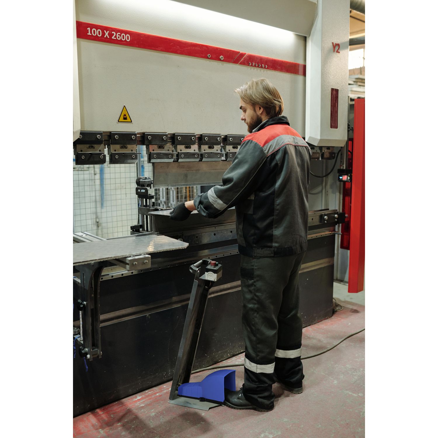 Picture of Single foot switch, Harmony XPE, plastic, blue, with cover, 1 step, 2 contacts 1NC+NO, IP66