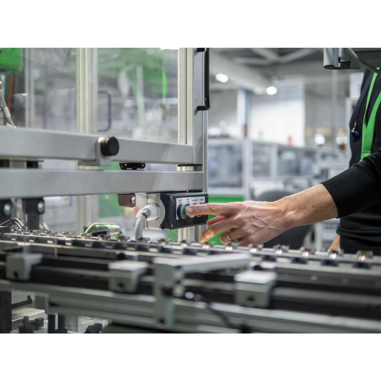 Picture of Head for illuminated push button, Harmony XB5, plastic, green flush, 22mm, universal LED, push push, unmarked