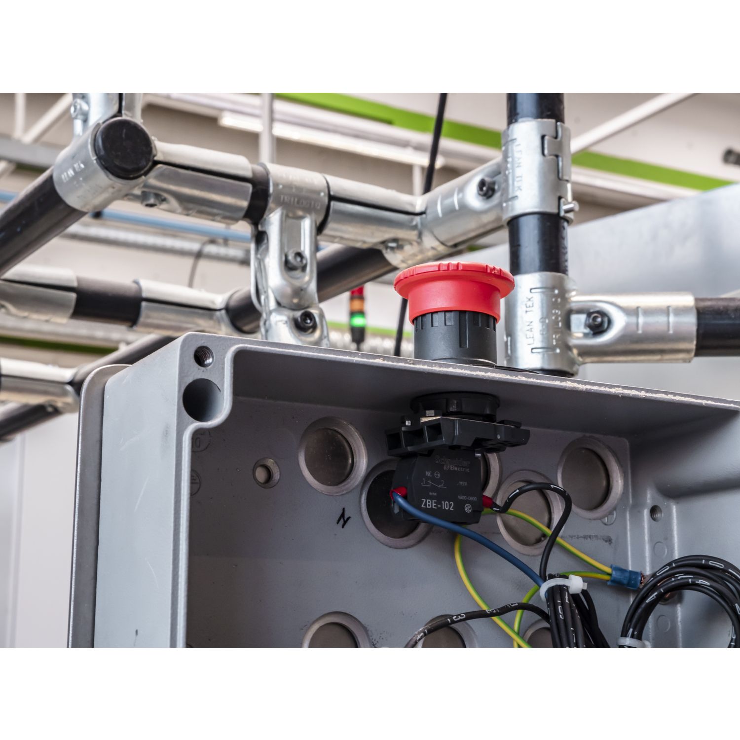 Picture of Single contact block with body fixing collar, Harmony XB5, plastic, screw clamp terminal, 1NC