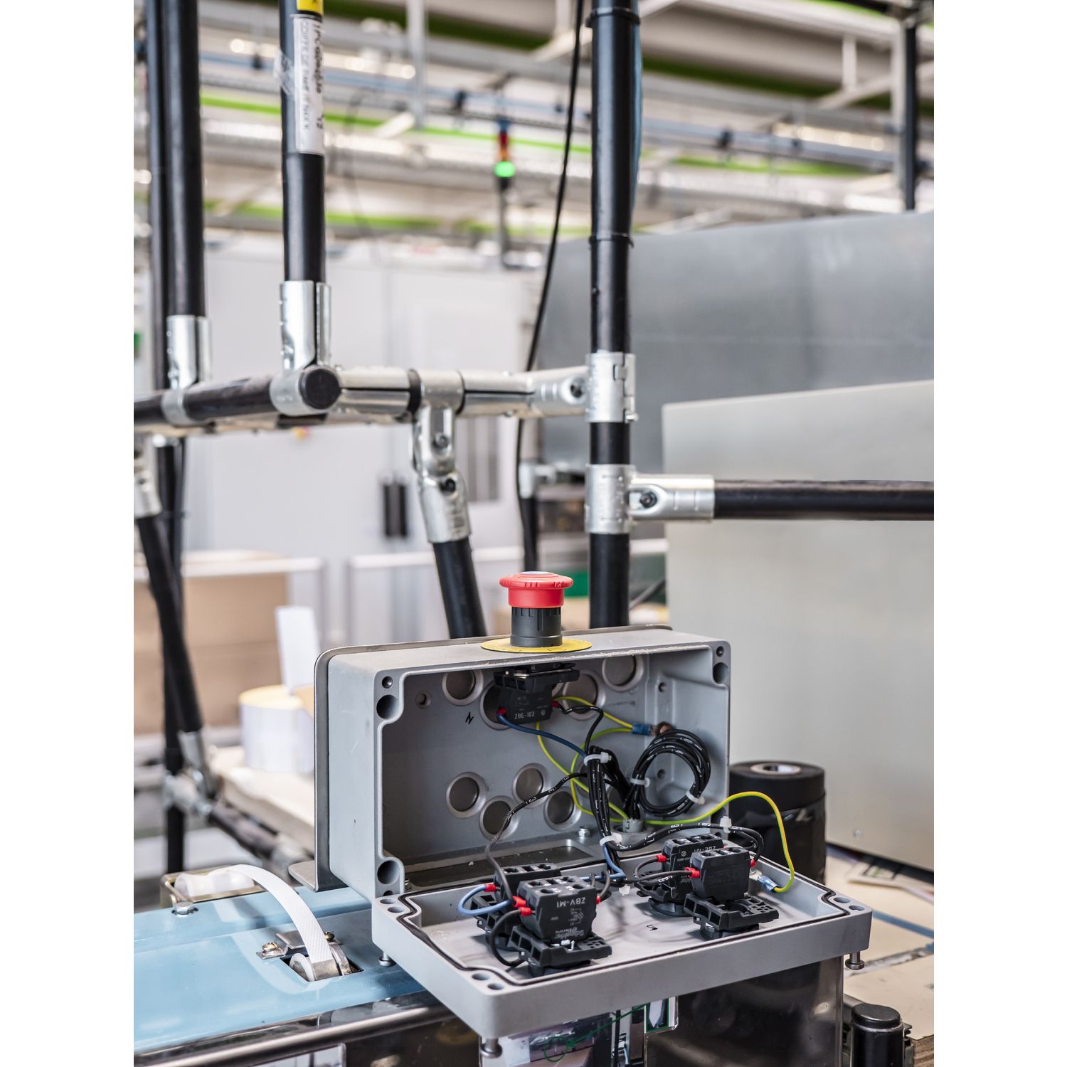 Picture of Single contact block with body fixing collar, Harmony XB5, plastic, screw clamp terminal, 2NO