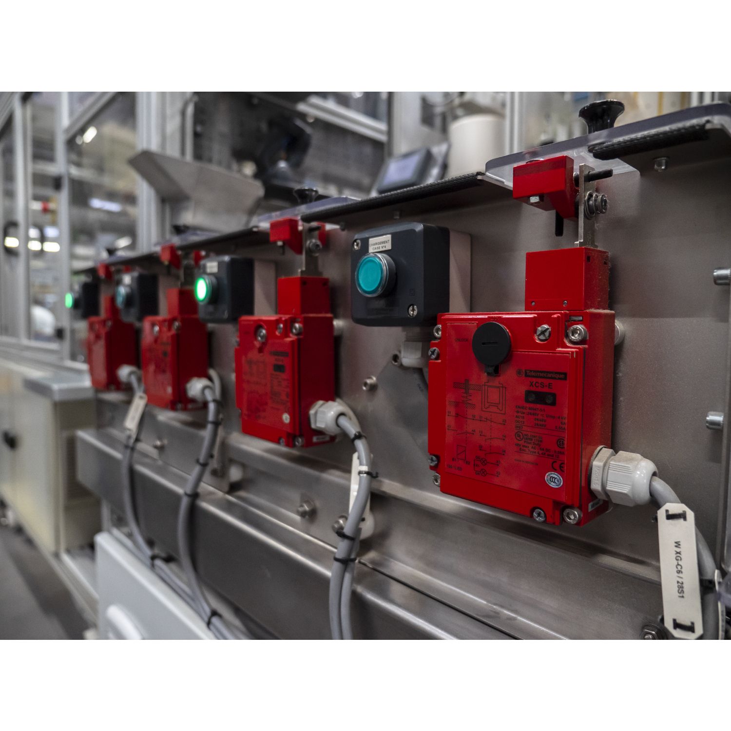 Picture of Single contact block with body fixing collar, Harmony XB5, plastic, screw clamp terminal, 1NO+1NC