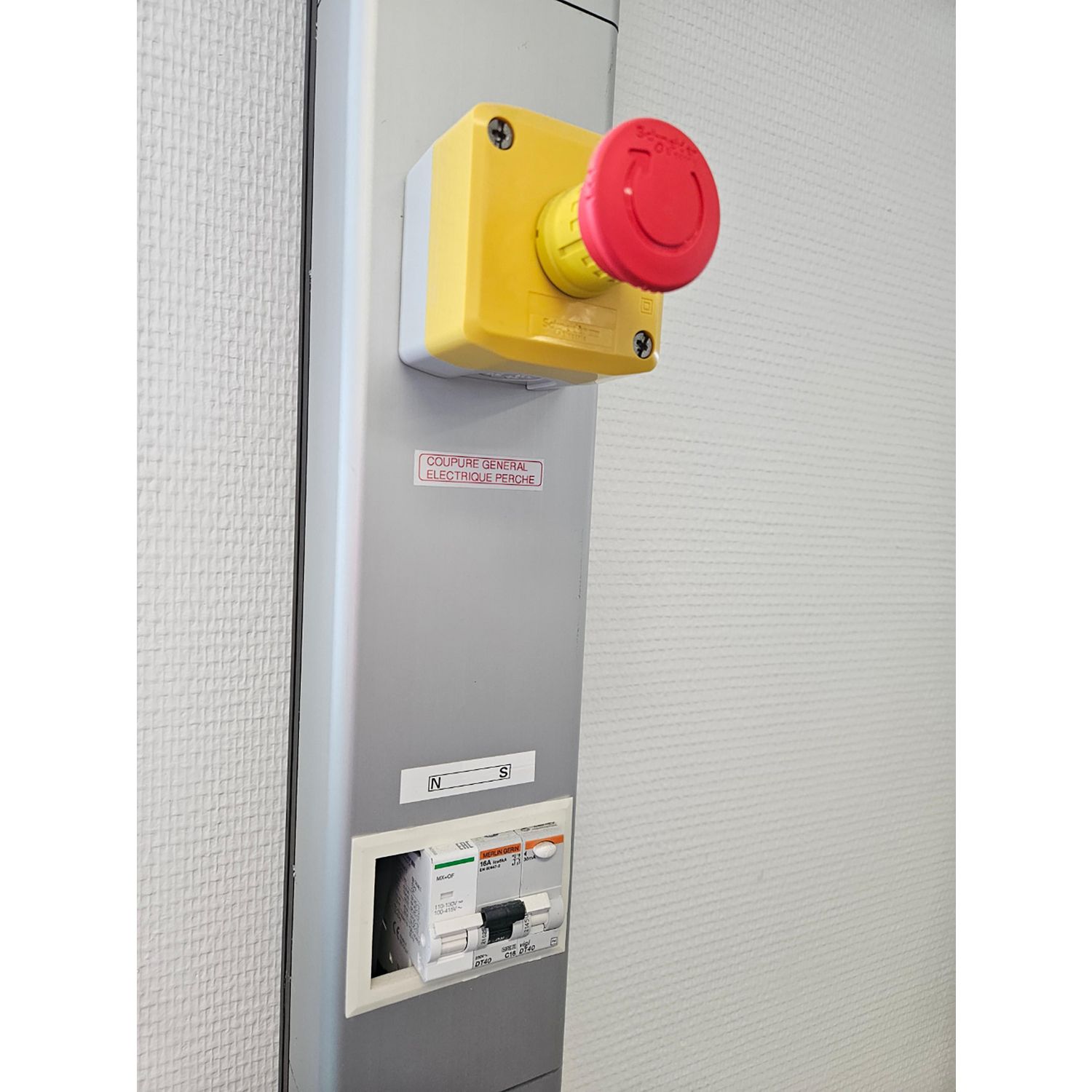Picture of Control station, Harmony XALD, plastic, yellow lid, 1 emergency stop 40mm, turn to release, illuminated ring white red fixed, 1NO 1NC, 24V AC DC