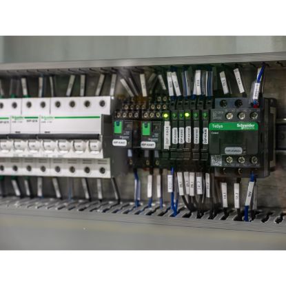 Picture of Slim interface relay pre assembled, Harmony Electromechanical Relays, 6A, 1CO, with LED, screw connectors, 24V AC DC