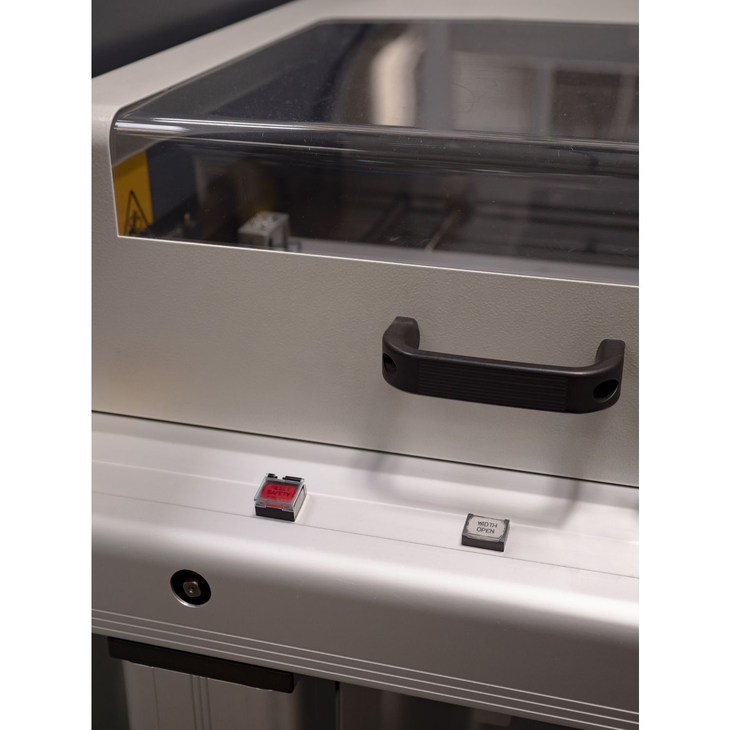 Picture of Complete body for push buttons or selector switches, Harmony XB6, single contact, with body fixing collar, faston connector, 1NO