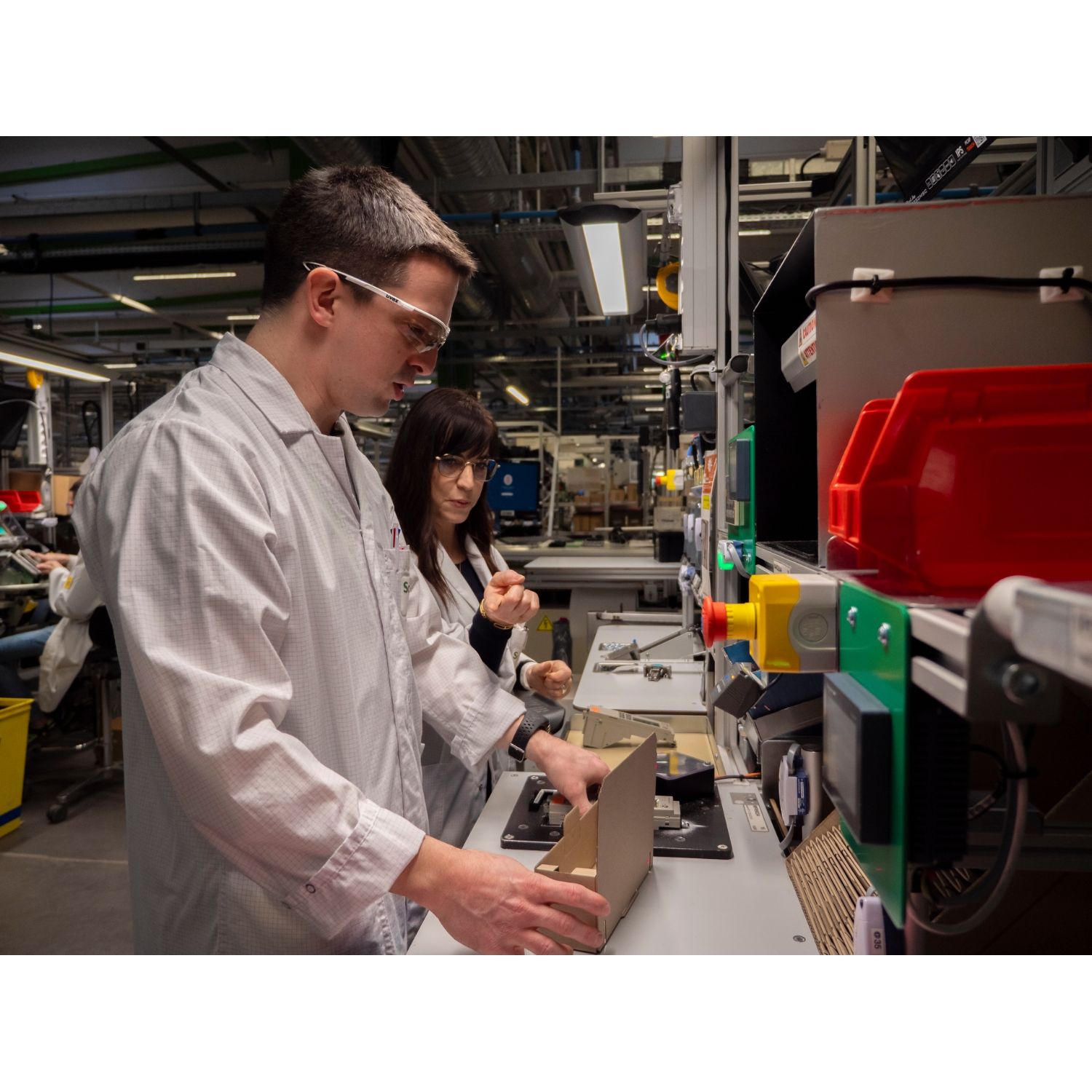 Picture of Control station, Harmony XALD XALK, plastic, yellow lid, 1 red mushroom push button 40mm, turn to release, 1NC