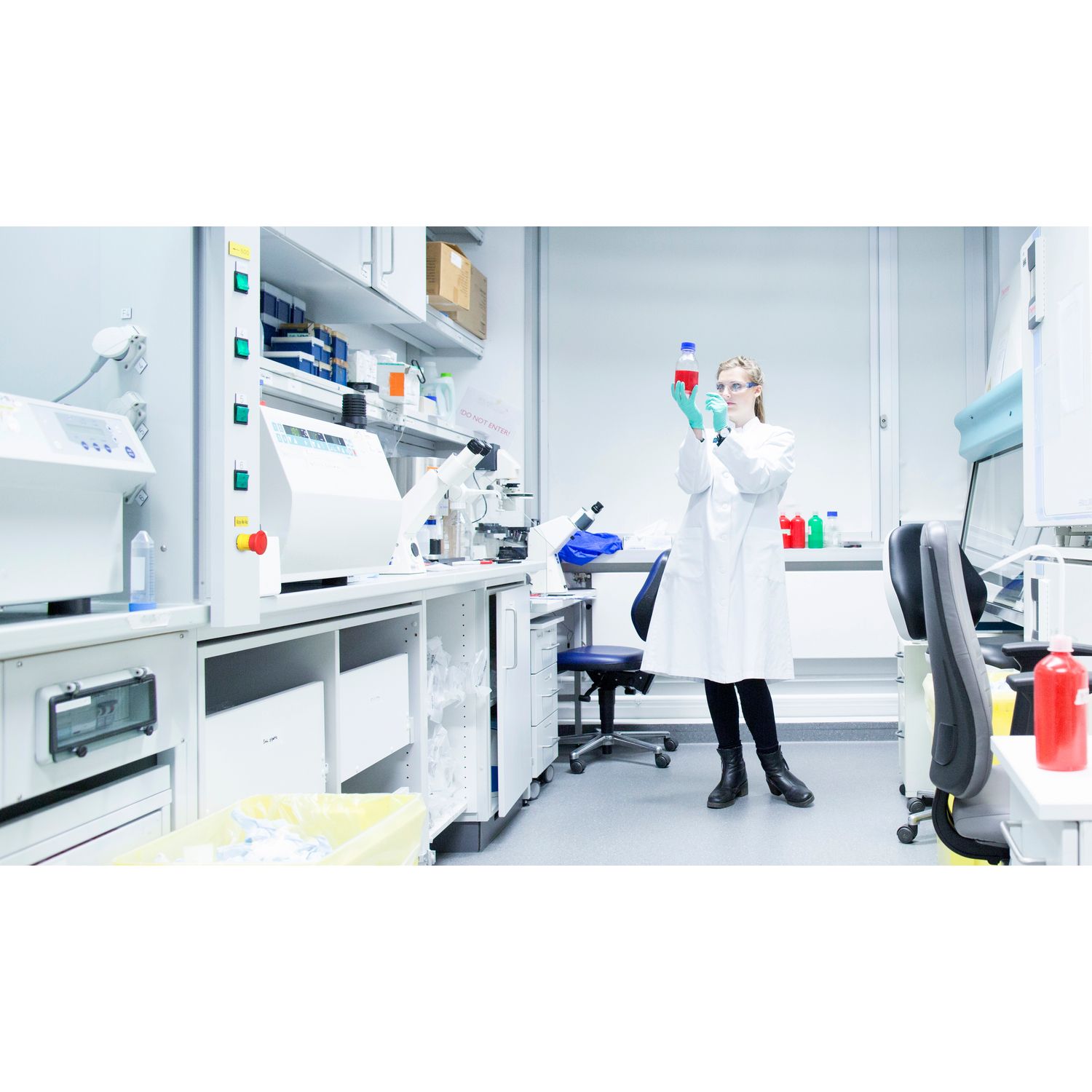 Picture of Emergency stop push button, Harmony XB7, 22mm, red mushroom 40mm, trigger latching pull to release, 1NC