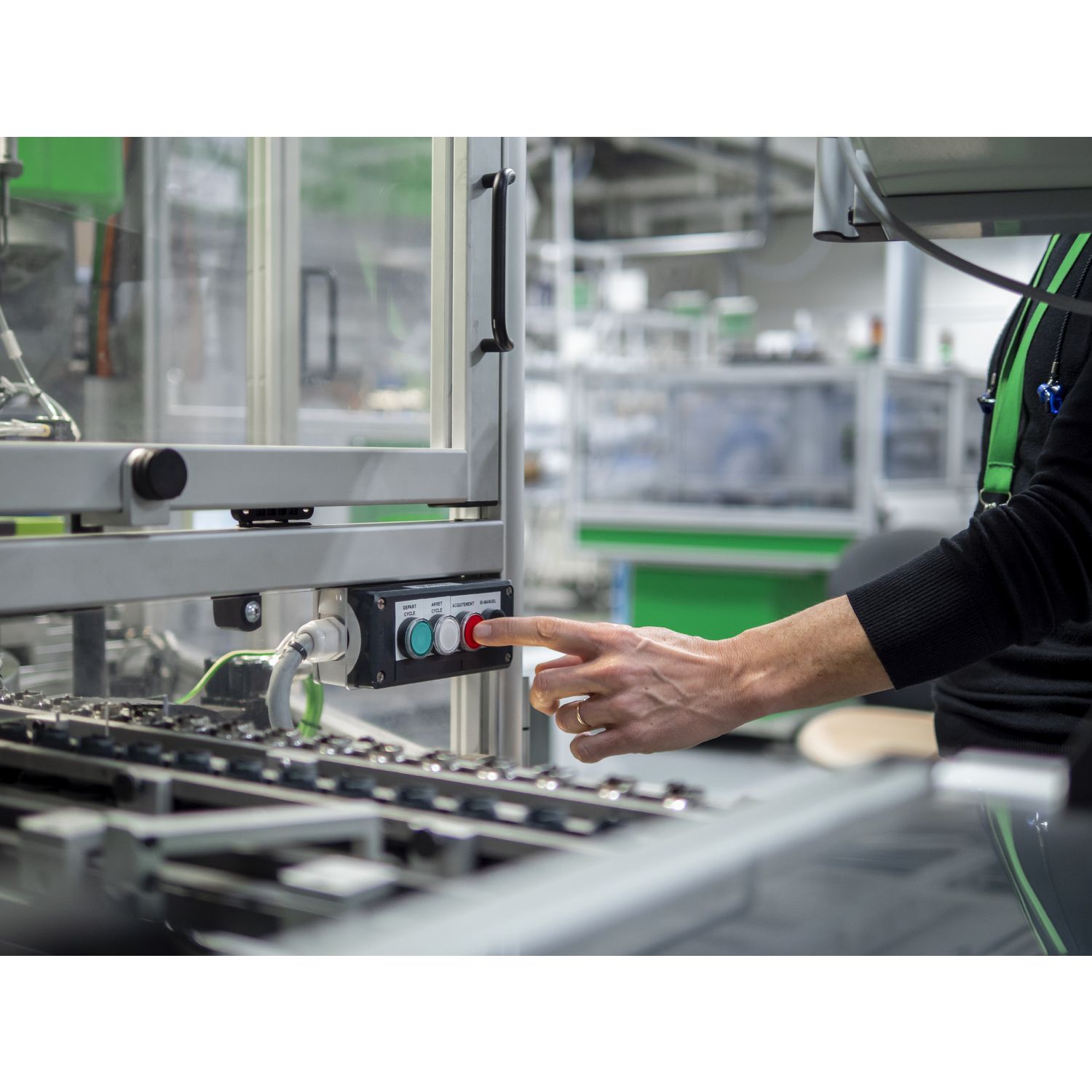 Picture of Wireless and batteryless transmitter, Harmony XB5R, push button, plastic, green, 22mm, spring return