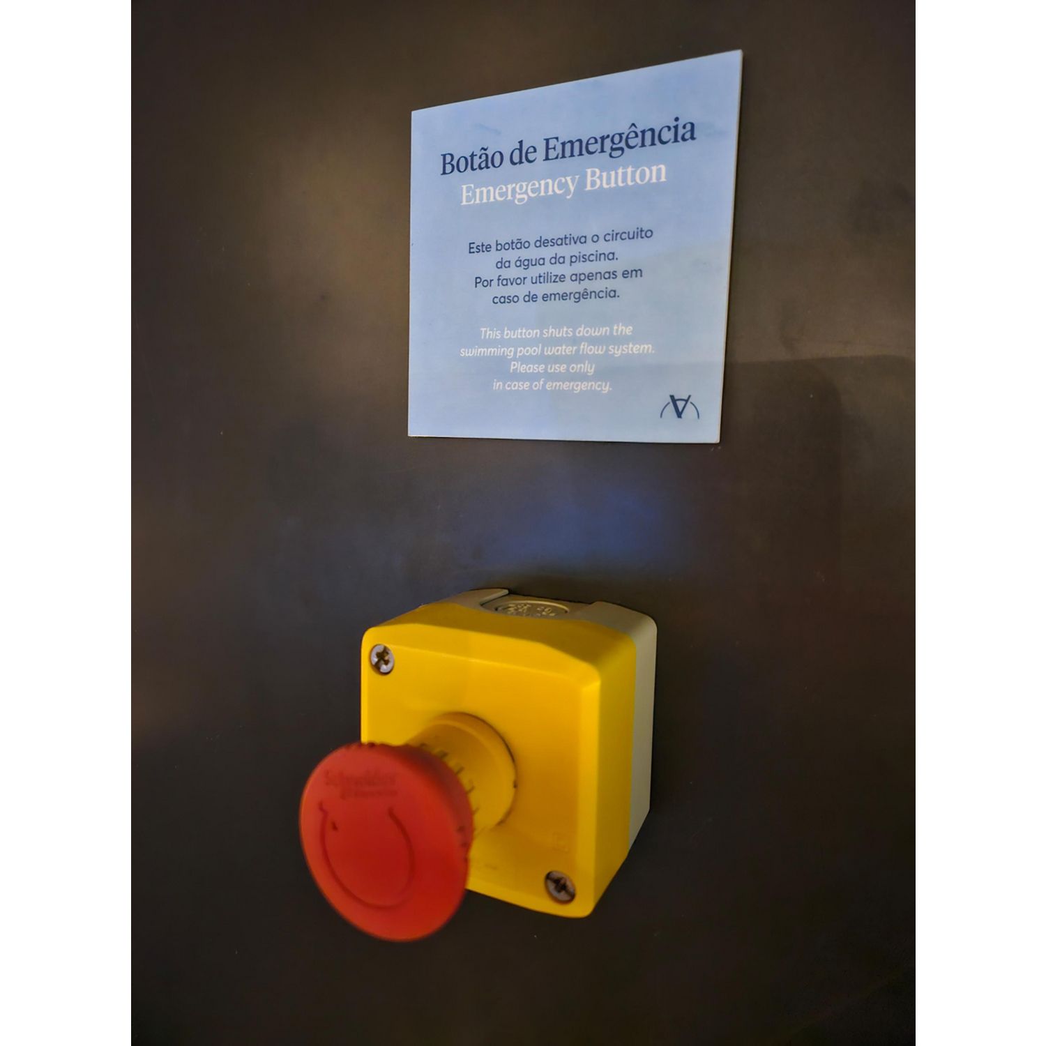 Picture of Control station, Harmony XALD XALK, plastic, yellow lid, 1 red mushroom push button 40mm, turn to release, 1NC